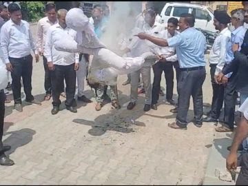 पीलीभीत में अधिवक्ताओं ने किया पुतला दहन,अधिवक्ताओं ने कहा- जब तक कार्रवाई नहीं होती, तब तक विरोध प्रदर्शन जारी रहेगा