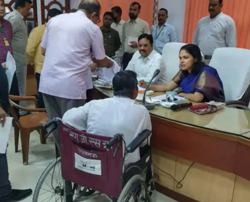25 हजार रुपए लेने के आरोप में एलडीए बाबू निलंबित, बाबू की हरकत देख आया वीसी को गुस्सा
