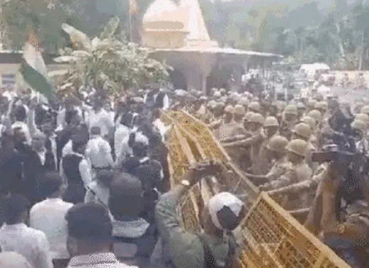 CM आवास घेरने जा रहे वकीलों की पुलिस से झड़प, हापुड़ में वकीलों पर लाठीचार्ज को लेकर लखनऊ प्रदर्शन