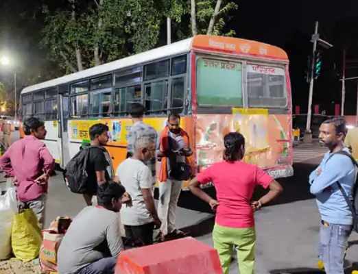 आलमबाग से पडरौना के लिए जा रही थी बस, बस के टायर में लगी आग