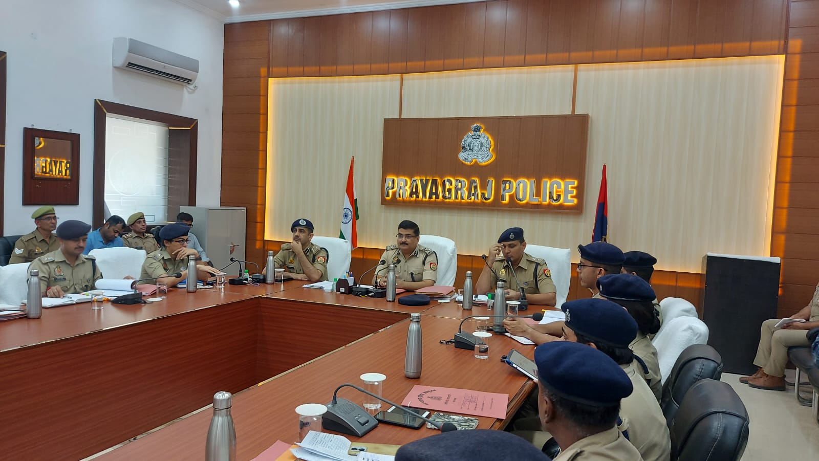 प्रयागराज : पुलिस लाइन्स में आयोजित की गयी अपराध समीक्षा गोष्ठी।आगामी त्योंहारों को सकुशल सम्पन्न कराये जाने एवं कानून-व्यवस्था को और बेहतर बनाये जाने के संबंध में दिये गये आवश्यक दिशा-निर्देश।