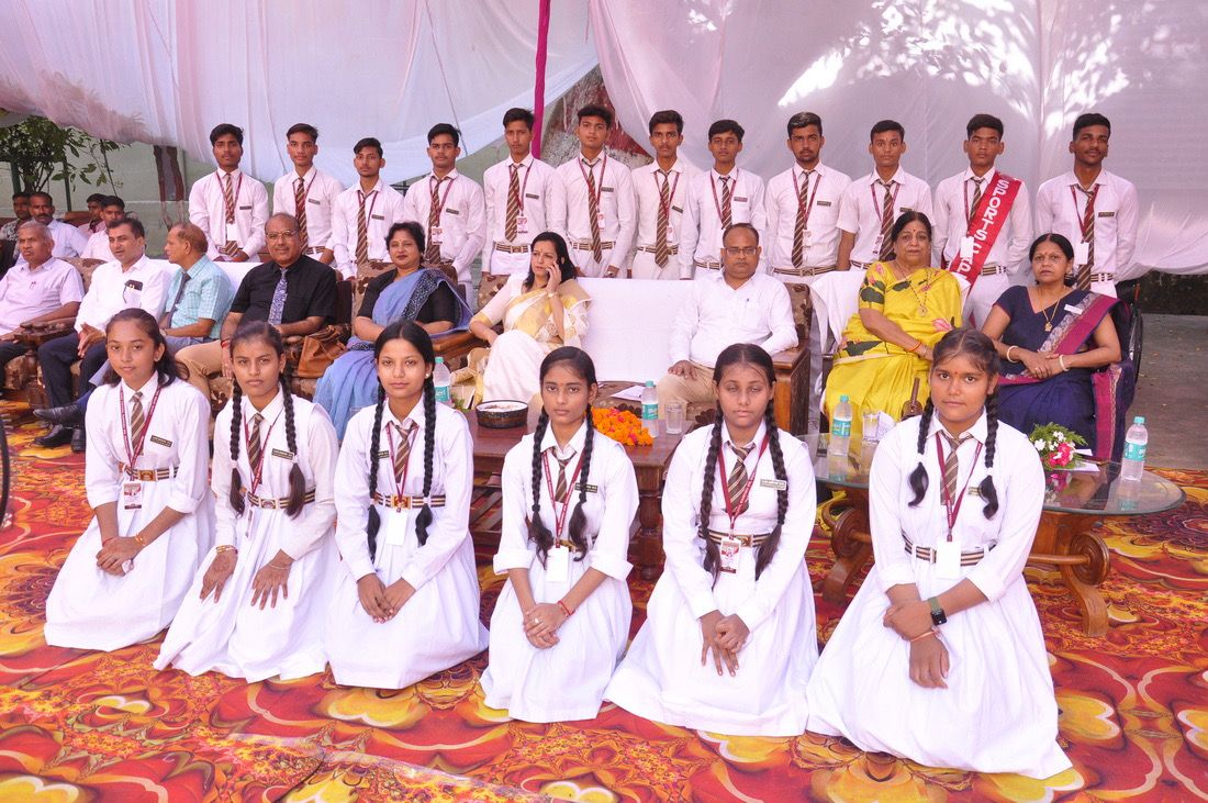 फर्रुखाबाद:- सी० पी  विद्या निकेतन इंटर कालेज कायमगंज में शिक्षक दिवस पर पदारोहण कार्यक्रम का आयोजन ।