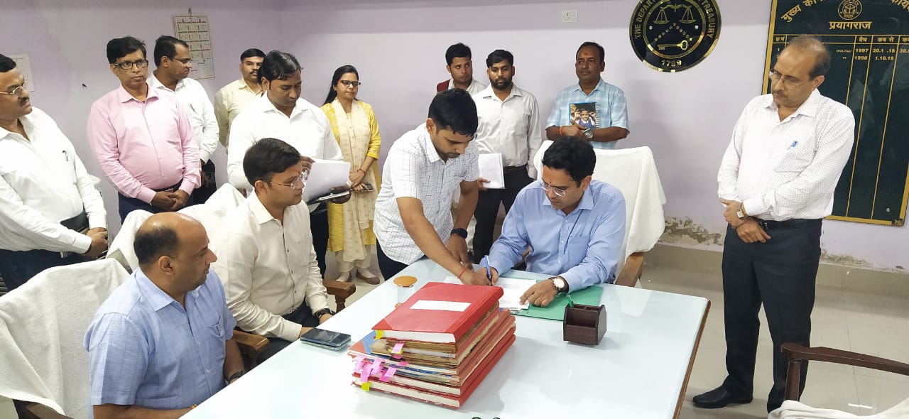 प्रयागराज-नवागत जिलाधिकारी नवनीत सिंह चहल ने संभाला कार्यभार