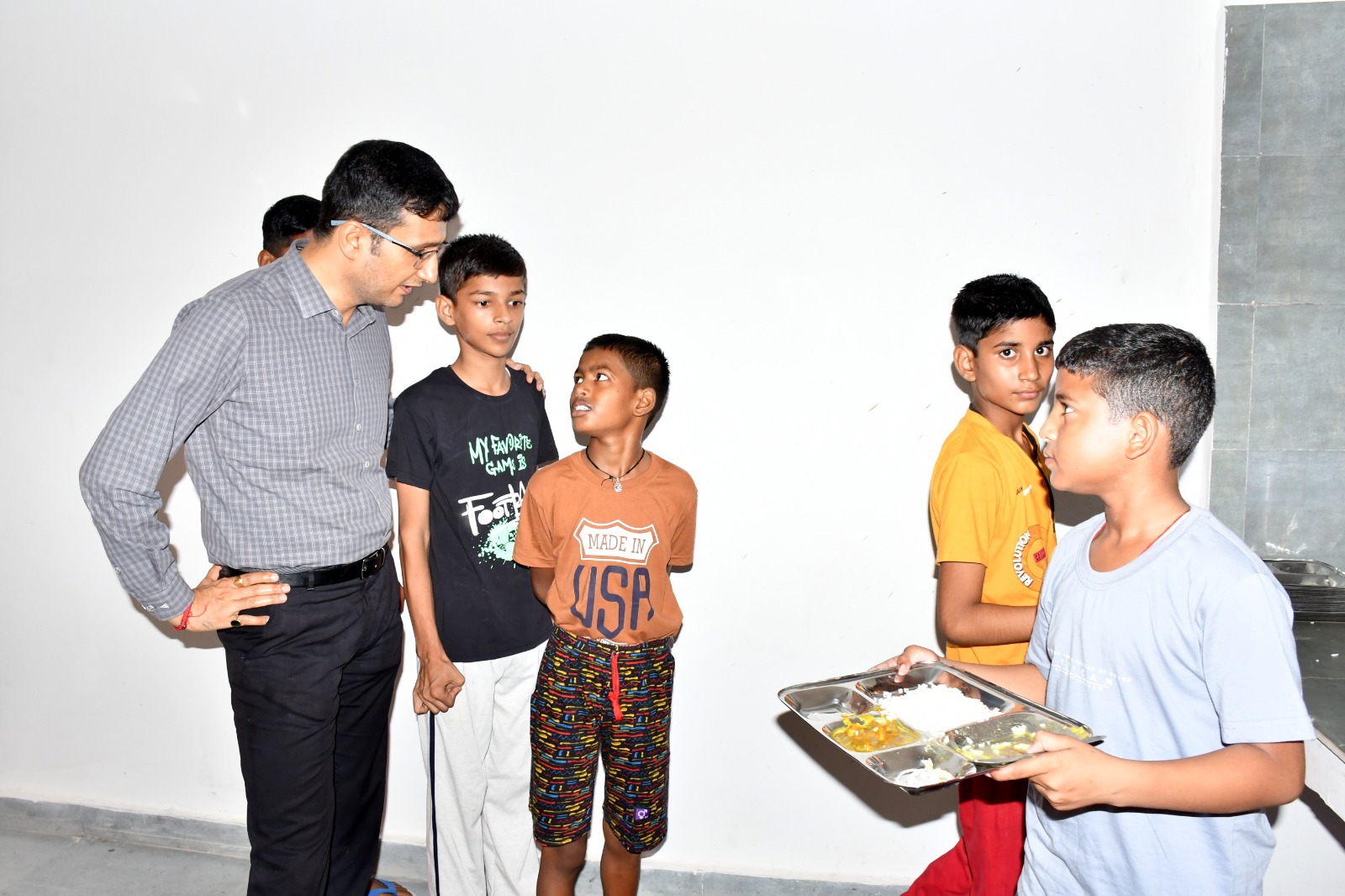 प्रयागराज-अटल आवासीय विद्यालय, ग्राम बेलहट, में 11 सितंबर 2023 से शैक्षणिक सत्र प्रारंभ होने के उपरांत आज मंडल आयुक्त श्विजय विश्वास पंत ने मंडलीय अनुश्रवण समिति के अध्यक्ष के रूप में विद्यालय में छात्रों हेतु की गई व्यवस्थाओं का जायजा लेते हेतु उसका औचक निरीक्षण किया