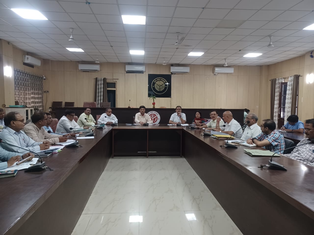 प्रयागराज-प्रभारी जिलाधिकारी की अध्यक्षता में जिला उद्योग बन्धु समिति की बैठक सम्पन्नप्रभारी जिलाधिकारी ने सभी सम्बंधित विभागों के अधिकारियों को उद्यमियों की समस्याओं को शीर्ष प्राथमिकता पर निस्तारित करने के दिये निर्देश