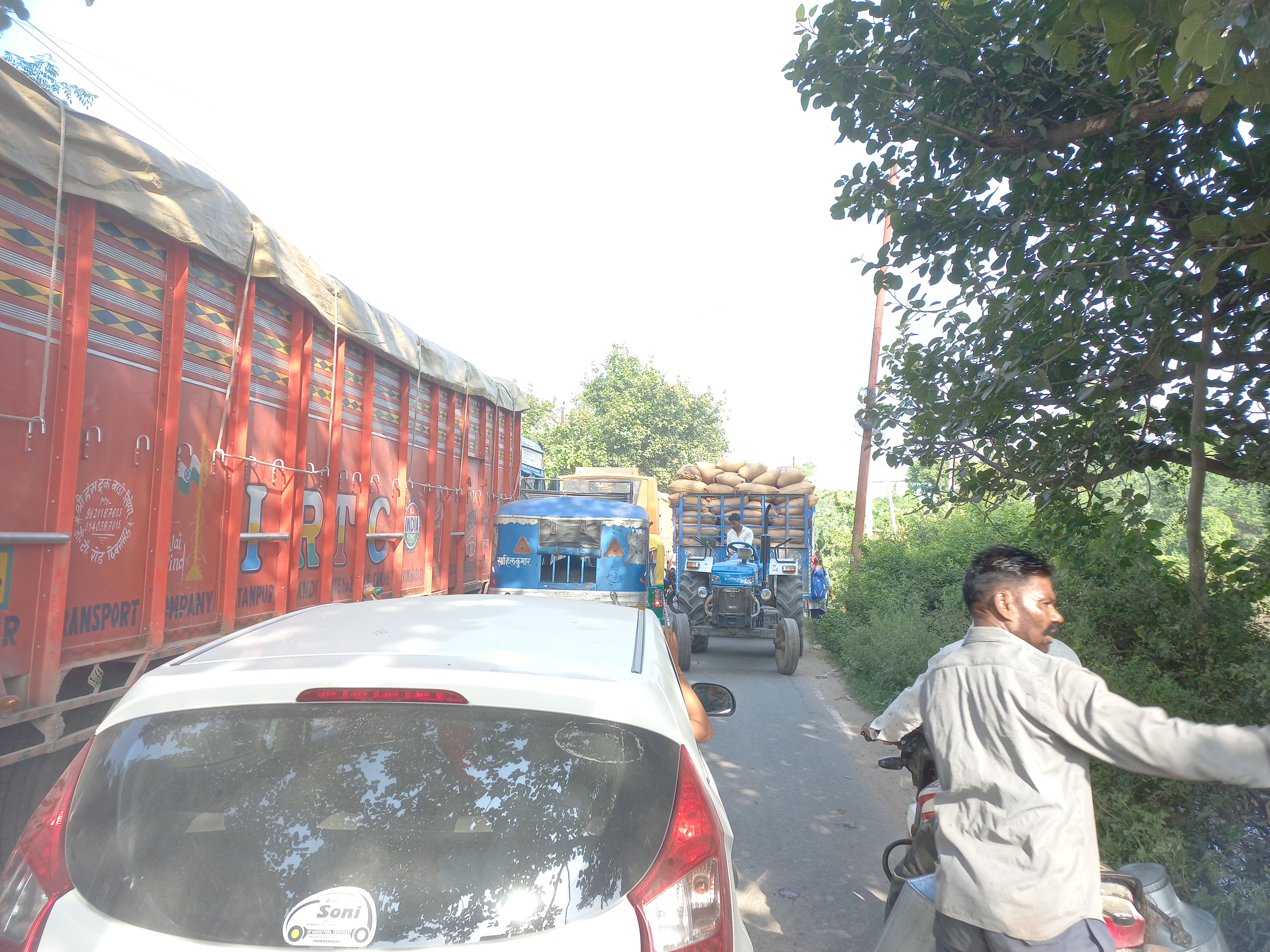 फर्रुखाबाद:- चालान होने के बाद भी नही थम रहा ओवरलोडिंग ट्रेक्टरों का परिवहन ,प्रशासन की सारी कोशिशो पर फिरा पानी ।