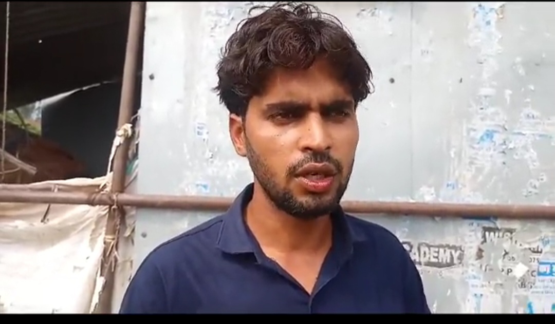 फर्रुखाबाद:डॉक्टर बेखौफ दबा लेने आया मरीज का पर्चा फाड़ के उसके साथ की मारपीट व तोड़ा मोबाइल
