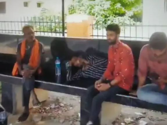 मैनपुरी में पिकअप लोडर डिवाइडर से टकराई, लोडर में सवार चालक की मौत, क्लीनर घायल, बिहार में भाड़ा उतार कर घर लौट रहे थे