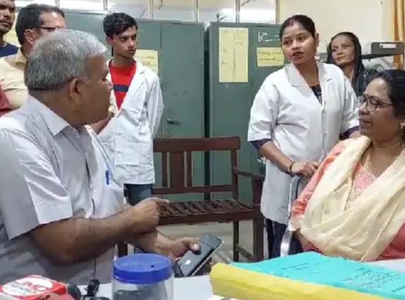 मैनपुरी जिला अस्पताल में फैली है अव्यवस्था, CMS के निरीक्षण में दो नर्स और स्वीपर गायब मिले, तीमारदार बोले- समय से नहीं मिलती दवा