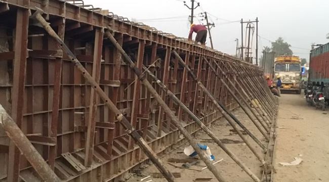 पीलीभीत में उपकरणों की जांच में फंसा खंभे शिफ्ट करने का काम
