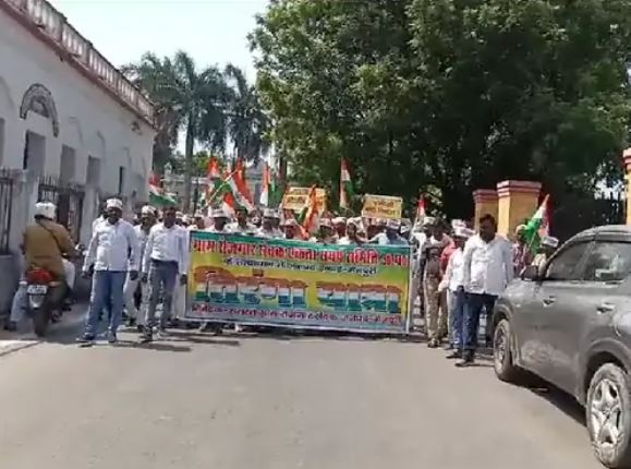 मैनपुरी में रोजगार सेवक बोले- हमारी मांगें पूरी नहीं हुईं तो होगा बड़ा आंदोलन, सरकार को वादे याद दिलाने के लिए निकाली तिरंगा यात्रा