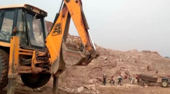 पीलीभीत में मिट्टी से भरी चार ट्राली, डंपर और मशीन कराई सीज; तहसीलदार ने छापा मारकर की कार्रवाई