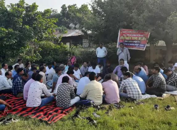 मैनपुरी में अपनी मांगों को लेकर धरने पर बैठे शिक्षक, BSA बोलीं- कार्रवाई से बचने और दबाव बनाने के लिए किया जा रहा धरना