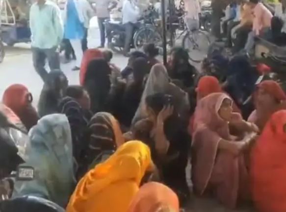 मैनपुरी में युवक की मौत पर परिजनों ने जताई नाराजगी, बोले- डॉक्टर ने गलत इंजेक्शन लगाया, उसके 4 छोटे-छोटे बच्चे कैसे रहेंगे