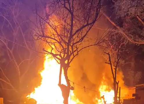 मड़ियाव थाना क्षेत्र स्थित केशव नगर कबाड़ मंडी में बुधवार देर रात आग लग गई।