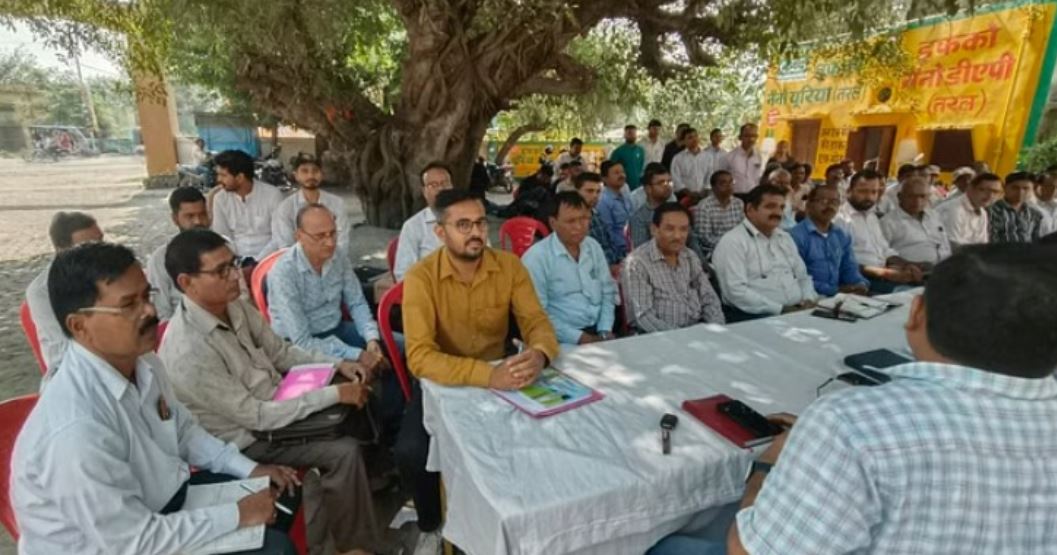 पीलीभीत में कर्मचारियों को गन्ना फसल की कटाई की दी ट्रेनिंग