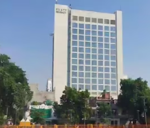 लखनऊ में बने इकाना इंटरनेशनल क्रिकेट स्टेडियम में कुल पांच मैच खेले जाएंगे, लखनऊ के हयात होटल में खिलाड़ियों को ठहराया जाएगा.