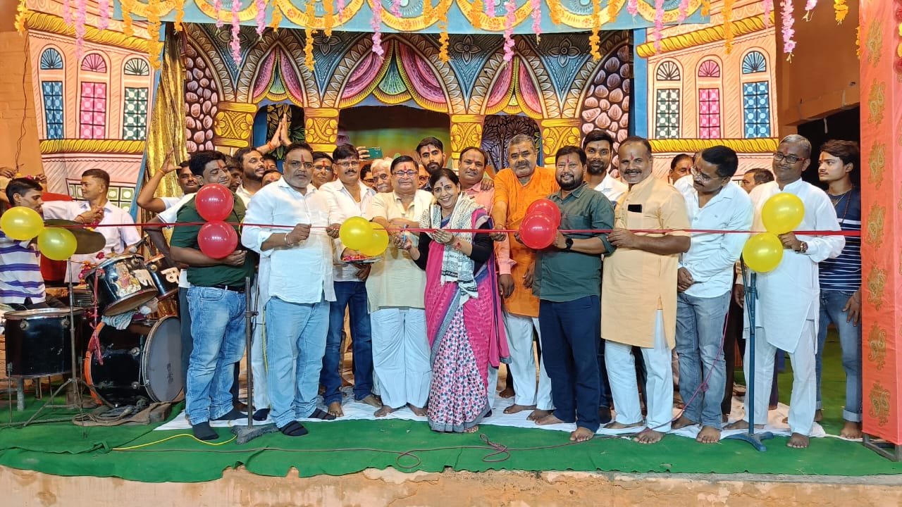बरेली - फतेहगंज पश्चिमी मेले का अध्यक्ष अनिल कुमार गुप्ता उर्फ अन्नू लाला ने फीता काटकर किया हुआ शुभारंभ।