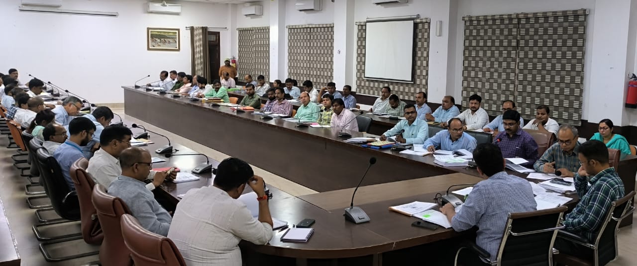 प्रयागराज- जिलाधिकारी की अध्यक्षता में निर्माण कार्य एवं विकास कार्यक्रमों की समीक्षा बैठक संपन्न