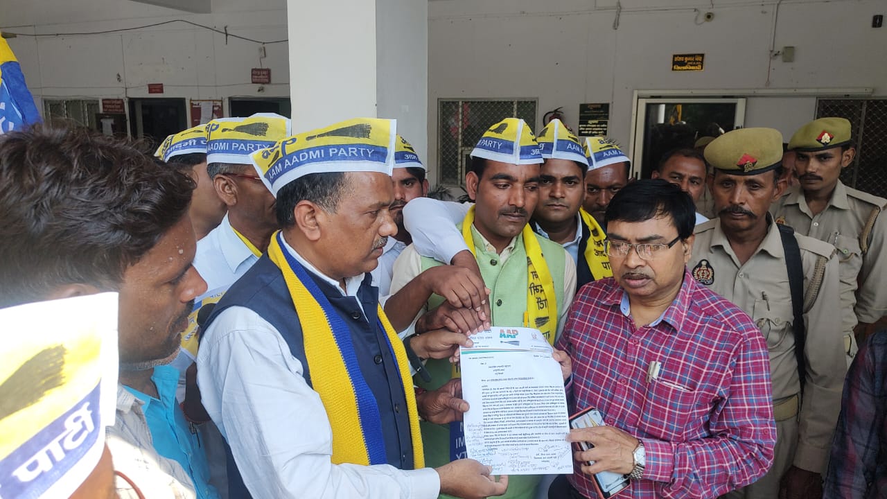 फर्रुखाबाद:राजनीतिक षड्यंत्र वश सांसद संजय सिंह की गिरफ्तारी के खिलाफ आम आदमी पार्टी ने जिलाधिकारी कार्यालय पर जोरदार धरना प्रदर्शन कर राष्ट्रपति महोदया को संबोधित ज्ञापन सोपा
