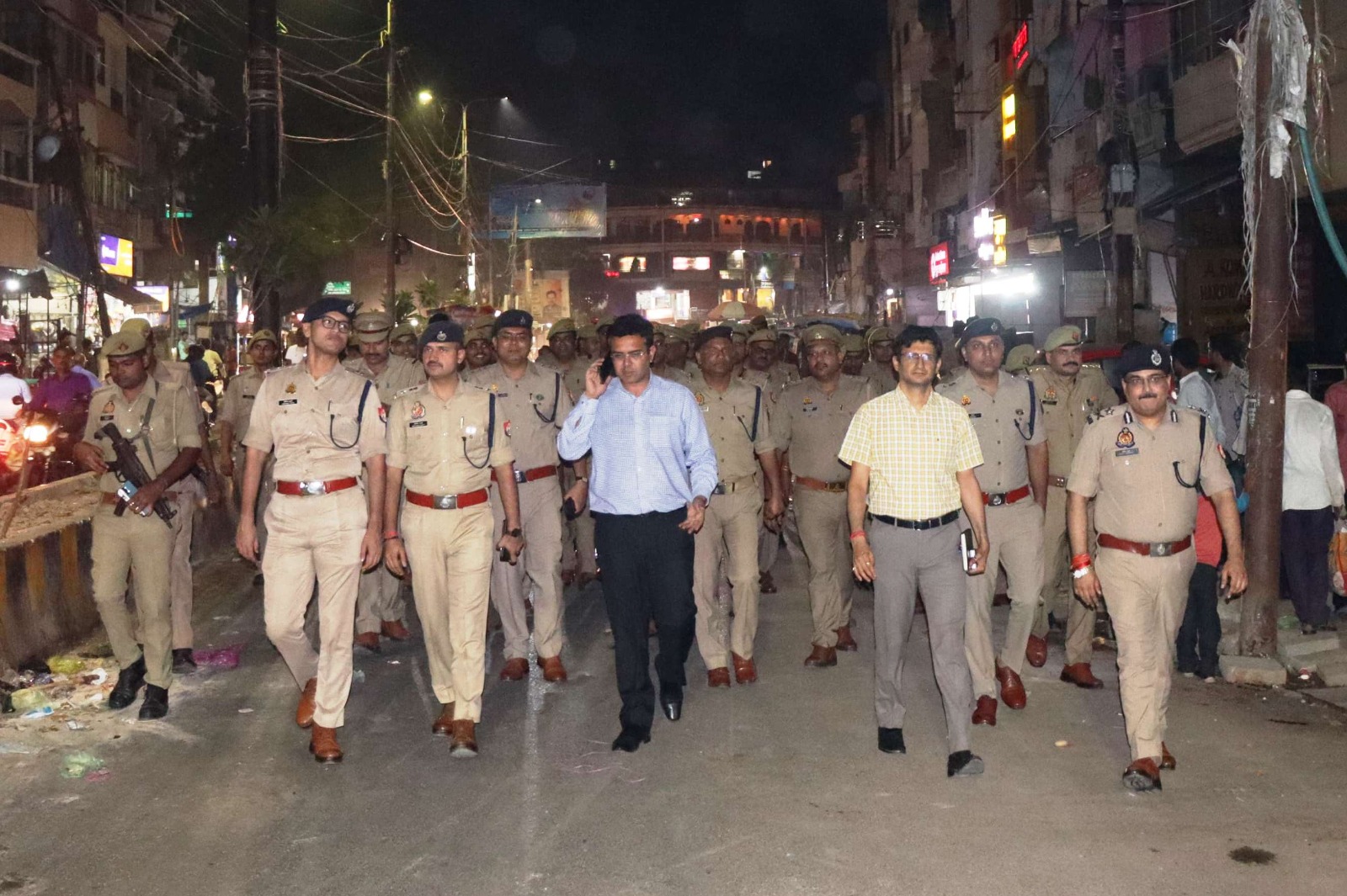 जिलाधिकारी, प्रयागराज तथा अन्य पुलिस अधिकारियों के साथ गस्त कर किया गया लोगो से संबाद