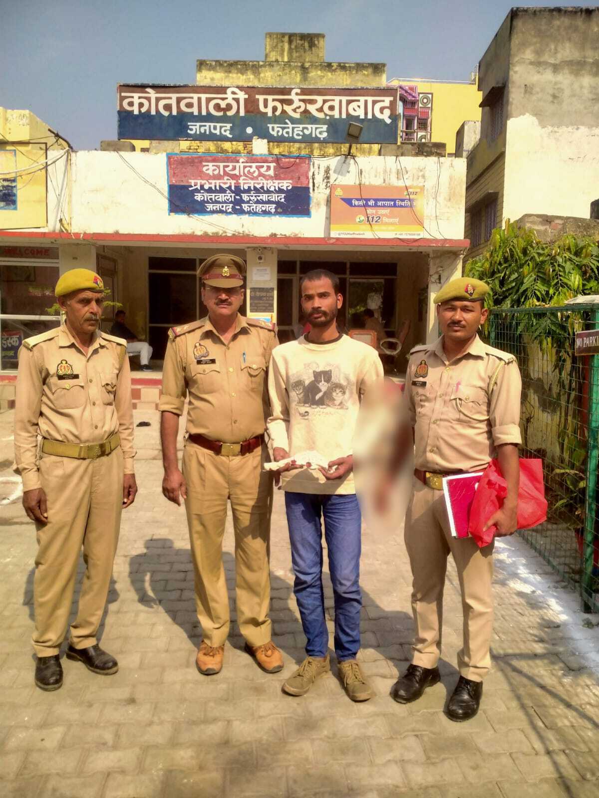 फर्रुखाबाद:कोतवाली फर्रुखाबाद पुलिस ने अभियुक्त को देसी तमंचा, कारतूस सहित किया गिरफ्तार