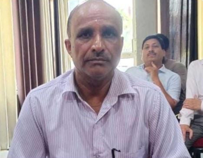 बरेली - 5 हजार की रिश्वत लेते अमीन हिरासत में, बिजली की आरसी में तारीख बढ़ाने के लिए मांगे रुपये।