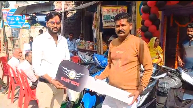 फर्रुखाबाद:-फतेहगढ़ में ई-स्कूटी शोरूम का हुआ भव्य उद्घाटन।