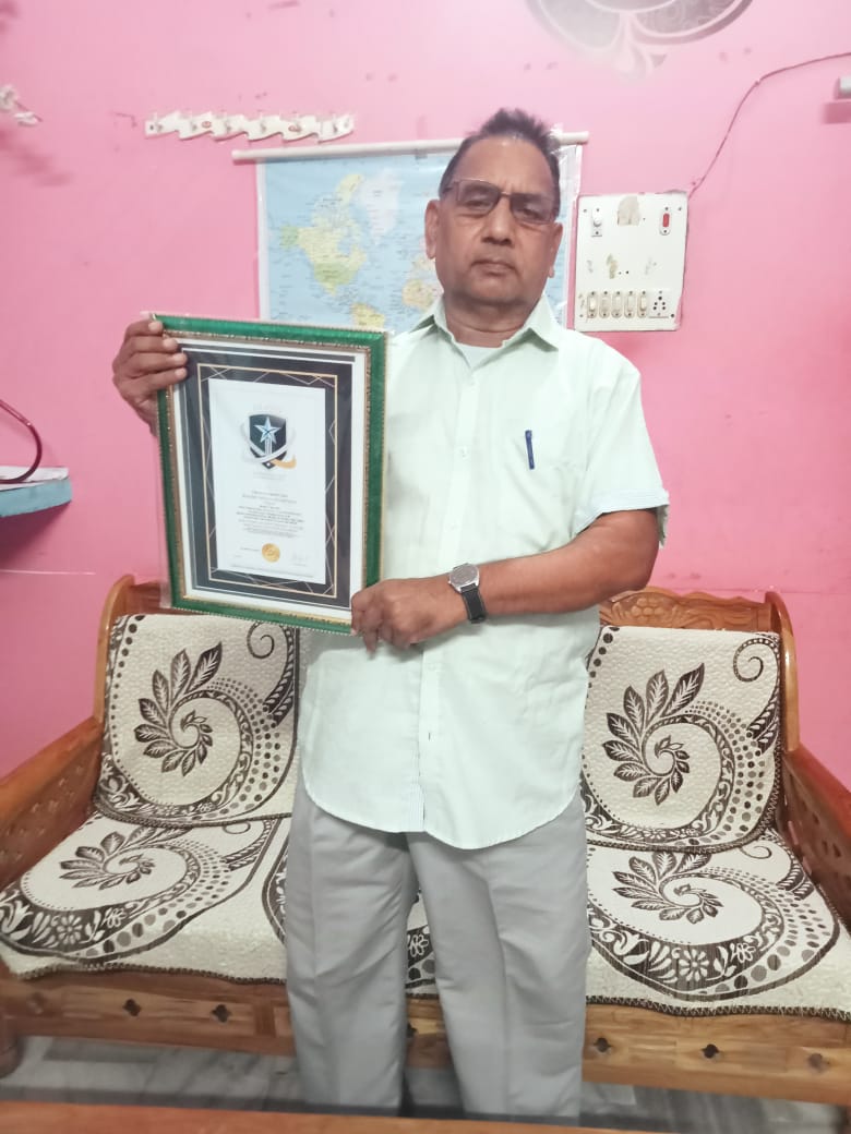 फर्रुखाबाद के साहित्यकार विजय कुशवाहा अब दो-दो वर्ल्ड रिकॉर्ड्स धारक बने।