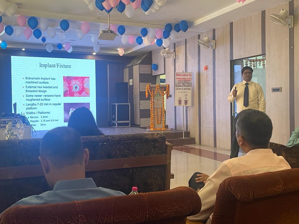 लखनऊ:चंद्रा पोस्ट ग्रेजुएट डेंटल कॉलेज व अस्पताल के प्रोथोडोन्टिक्स विभाग में दांतों का अत्याधुनिक इंप्लांट तकनीक से प्रत्यारोपण करने के लिए कार्यशाला व संगोष्ठी का आयोजन संपन्न