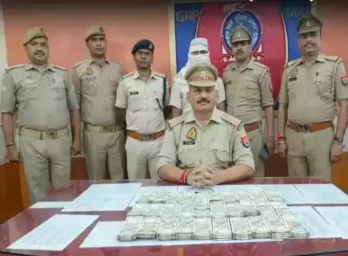 15 लाख कैश के साथ पकड़ा गया मैनपुरी का हिमांशु, पुलिस को मिली 500 की गड्डियां