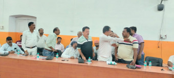 पीलीभीत: मुद्दों पर चल रही थी बात और आपस में ही भिड़े सभासद