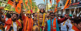 पीलीभीत के शौर्य यात्रा से भगवामय हुई सड़कें, विधायक ने की बुलडोजर की सवारी