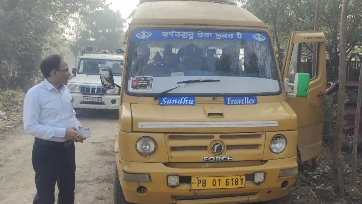 पीलीभीत में बस्ती नेशनल हाईवे पर वाहनों की चेकिंग, एआरटीओ ने दो को किए सीज, एक का चालान, अनाधिकृत स्कूली वैन पर कार्रवाई