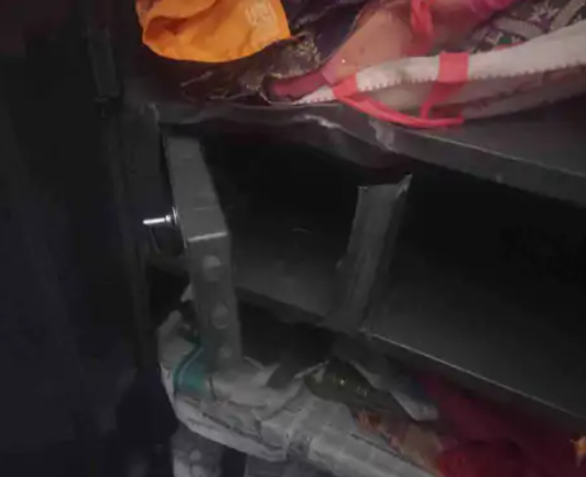 दिनदहाड़े चोरों ने मकान के मेन गेट का ताला तोड़कर लाखों रुपयों की जेवर चोरी कर लिए