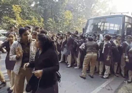 24 घंटे के अंदर डायल-112 की 205 लड़कियों पर दूसरी FIR भी हो गई, सरकार की महिला सुरक्षा का क्या होगा ?