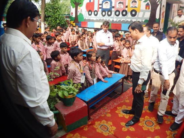 हरदोई:सभी स्कूलों के प्रधानाचार्य एवं शिक्षक इस विद्यालय की तरह बच्चों को गुणवत्ता परक शिक्षा देने के साथ खेलकूद आदि में निपूण बनायें:- जिलाधिकारी