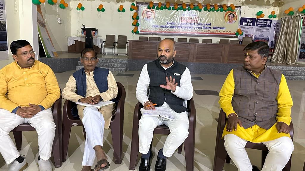 फर्रुखाबाद:भाजपा मुख्यालय पर वोटर चेतना अभियान कानपुर बुंदेलखंड क्षेत्रीय मंत्री देवेंद्र देव गुप्ता की उपस्थिति में विधानसभा अमृतपुर एवं सदर के सभी मंडलों की समीक्षा बैठक संपन्न हुई