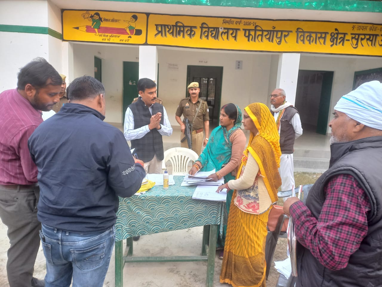 हरदोई :जिलाधिकारी ने फतियापुर प्राथमिक विद्यालय में देखा मतदाता पुनरीक्षण का कार्य