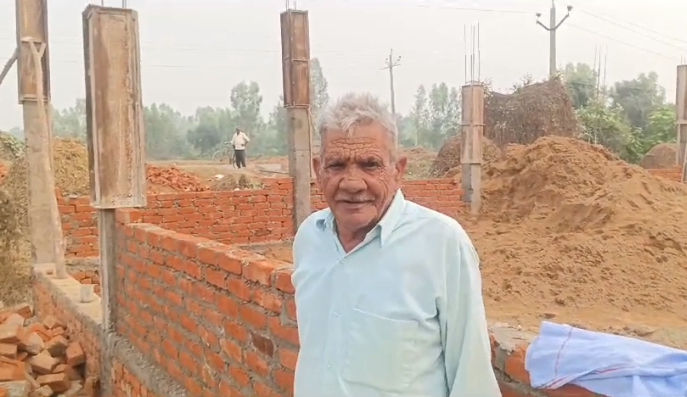 बरेली - सिरौली थाना क्षेत्र में खलिहान की जमीन पर हो रहे निर्माण के रोक की मांग, पीड़ित ने आत्महत्या की दी चेतावनी।