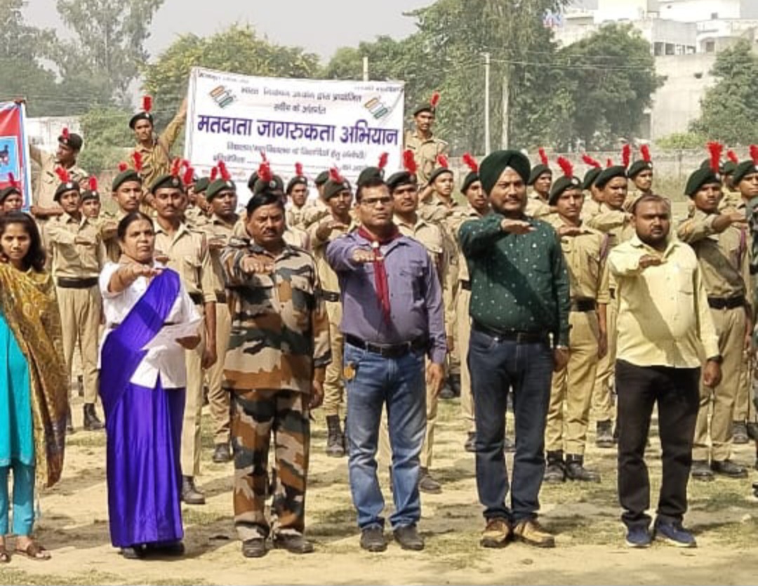 फर्रुखाबाद:आरपी इण्टर कॉलेज के प्रांगण में बच्चों को प्रजातांत्रिक मूल्यों की रक्षा हेतु शत् प्रतिशत वोट बनवाने तथा अपने मताधिकार का प्रयोग करने हेतु प्रेरित किया गया