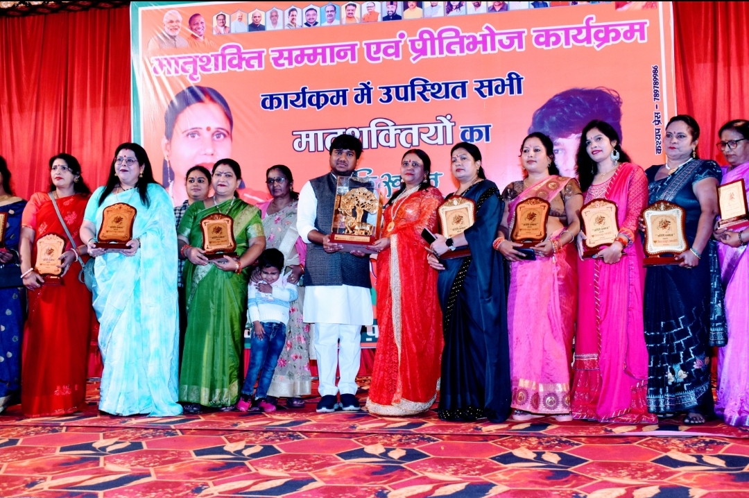 फर्रुखाबाद:समाजसेवी विकास राजपूत द्वारा किया गया मातृशक्तियो का सम्मान।
