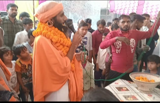 बरेली - 7दिवसीय भागवत कथा के समापन पर विशाल भंडारे में पहुंचे योगी बाबा का ग्रामीणों ने किया जोरदार स्वागत।