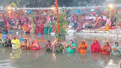 पीलीभीत में महापर्व छठ का समापन, उगते सूर्य को अर्घ्य के साथ पूरा हुआ व्रत, घाटों पर उमड़े श्रद्धालु