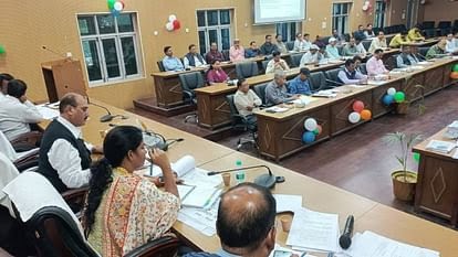 मैनपुरी में एक अधिकारी का रोका वेतन... तो दूसरे को थमाई नोटिस, लापरवाह अधिकारियों की खैर नहीं