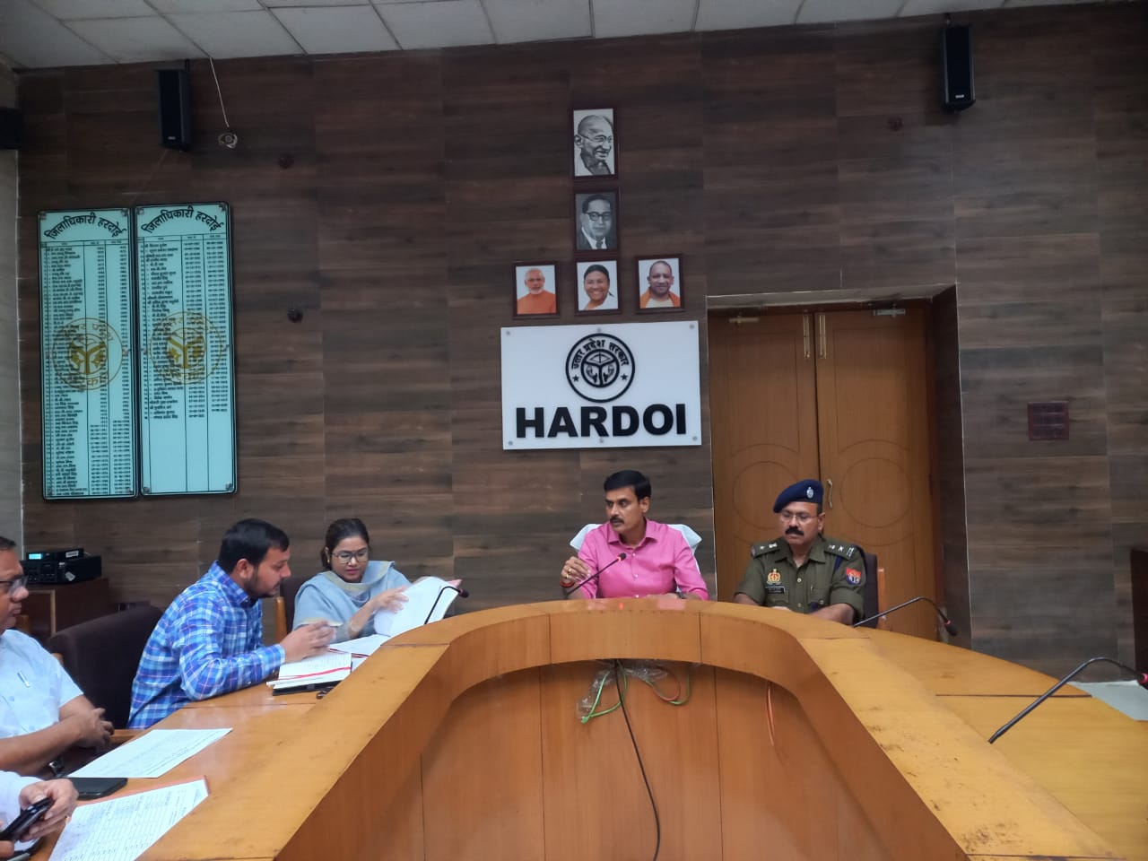 हरदोई: एस.एम.एस. गन्ना पर्ची प्राप्त करने के लिये मोबाइल फोन चालू रखें गन्ना किसान                              जिला गन्ना अधिकारी निधि गुप्ता ने अवगत कराया