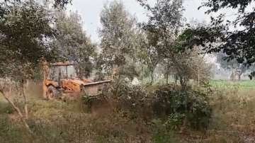 मैनपुरी में चला बुलडोजर, ढहाया गया अवैध कब्रिस्तान और मजार