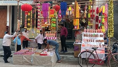 पीलीभीत में दीपावली करीब आते ही सज गया बाजार, उमड़ने लगी भीड़