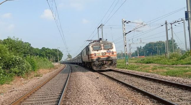 जौनपुर : कोतवाली क्षेत्र के गोड़िला रेलवे फाटक के पास हुआ रेल पटरी का फ्रैक्चर