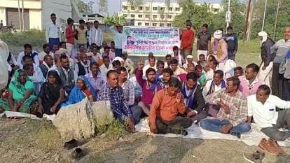 पीलीभीत में भाजपा विधायक के आवास के सामने ग्रामीणों ने शुरू किया अनिश्चितकालीन धरना-प्रदर्शन